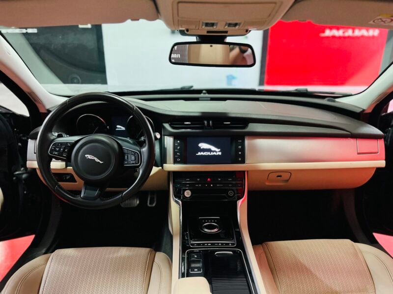 JAGUAR XF 2.0D 180 R-Sport